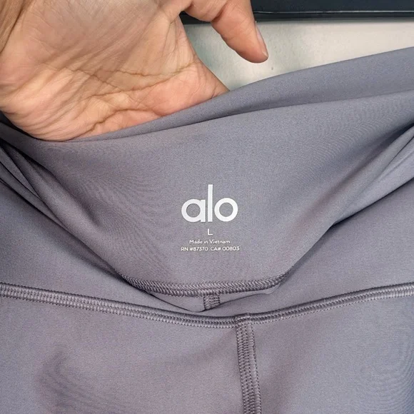 ALO Yoga Airlift High-Waist Leggings in Fog - L - Picture 6 of 6